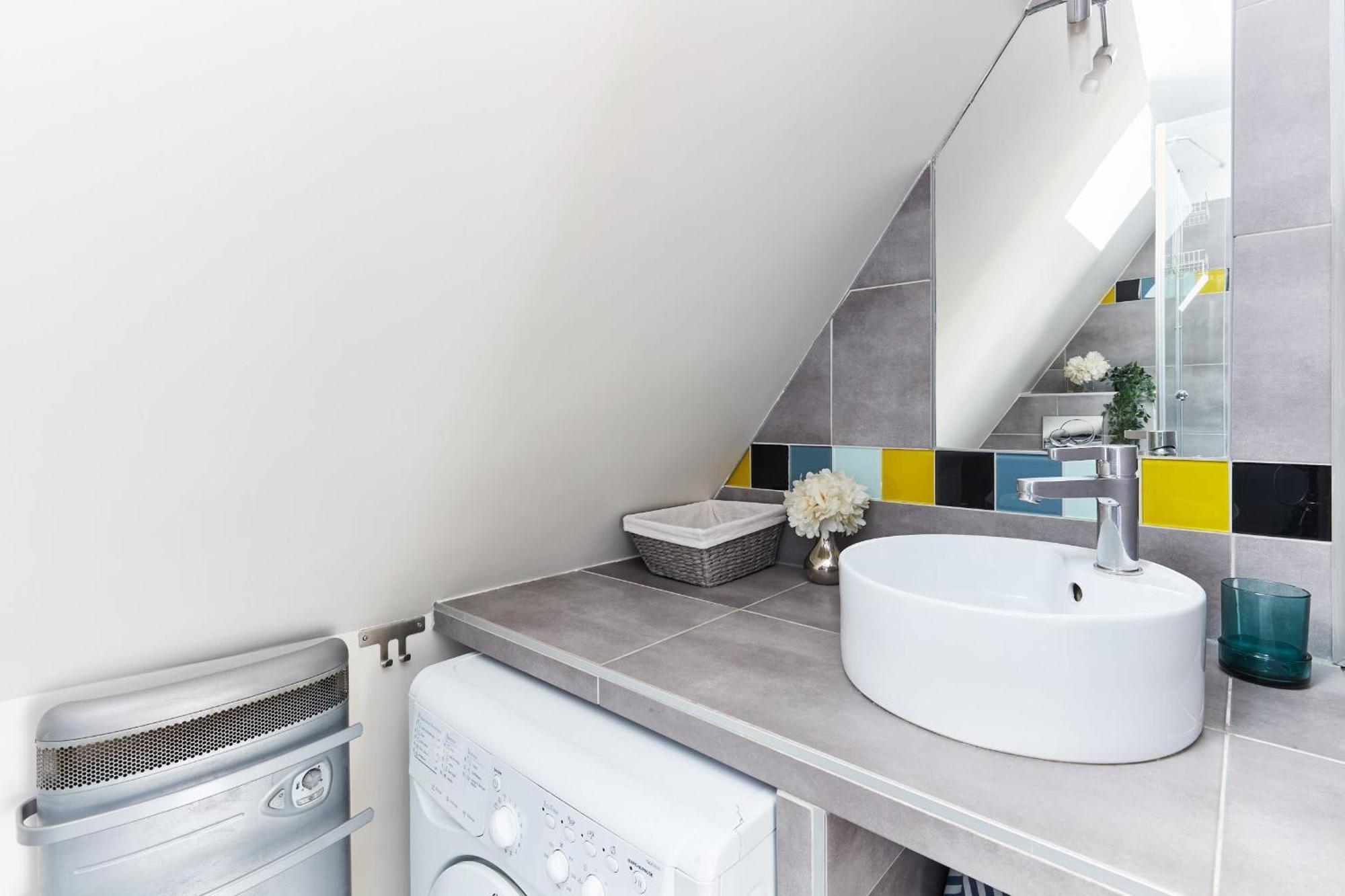 Place Des Vosges - 1Br With Balcony - Cityapartmentstay Paris Luaran gambar