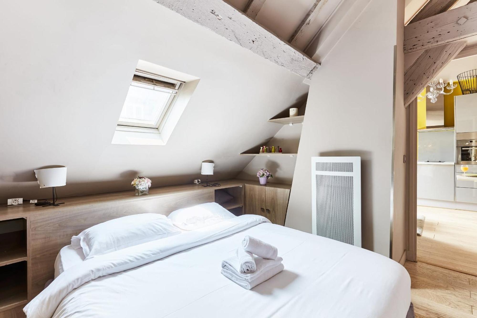 Place Des Vosges - 1Br With Balcony - Cityapartmentstay Paris Luaran gambar