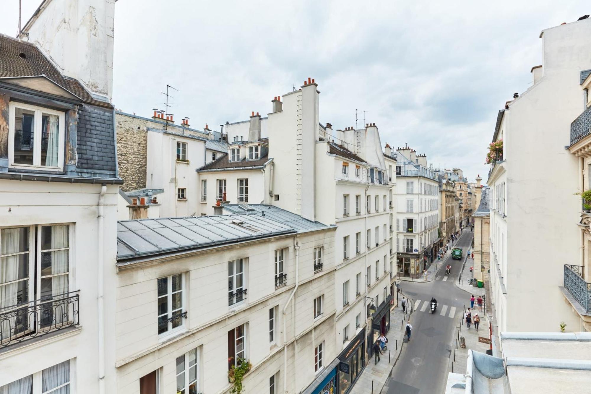 Place Des Vosges - 1Br With Balcony - Cityapartmentstay Paris Luaran gambar